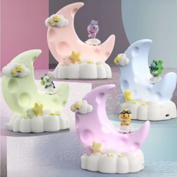 صورة مجمعة لأربعة مصابيح ليلية للأطفال على شكل هلال بألوان مختلفة: وردي، أزرق، أخضر، وبنفسجي، مع شخصيات كرتونية صغيرة تجلس عليها.